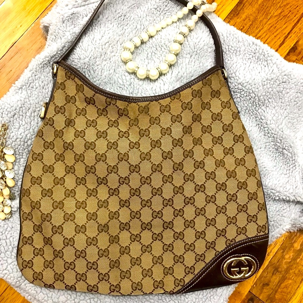 Authentic GUCCI shoulder bag. CHIC!